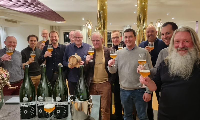 Proosten met Oude Geuze Megablend tijdens uitreiking Lambic Award 2021